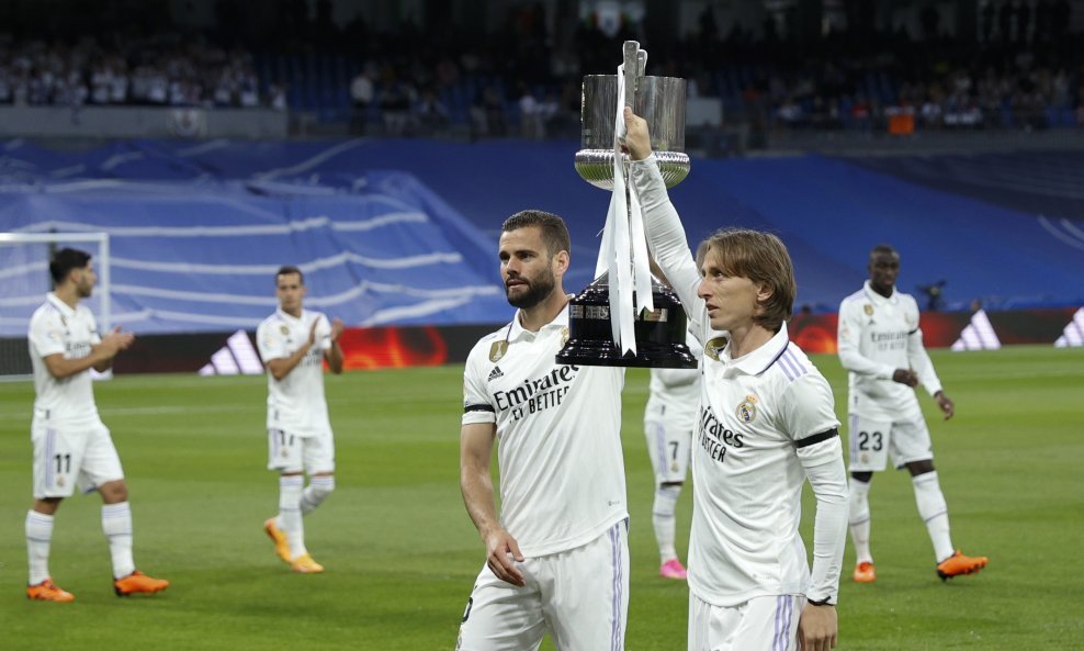 Luka Modrić i Nacho s peharom Kupa kralja