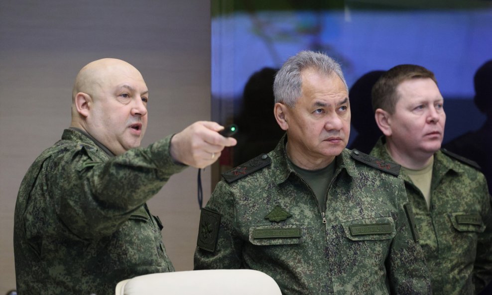 General Sergej Surovikin (lijevo) i ruski ministar obrane Sergej Šojgu (u sredini)