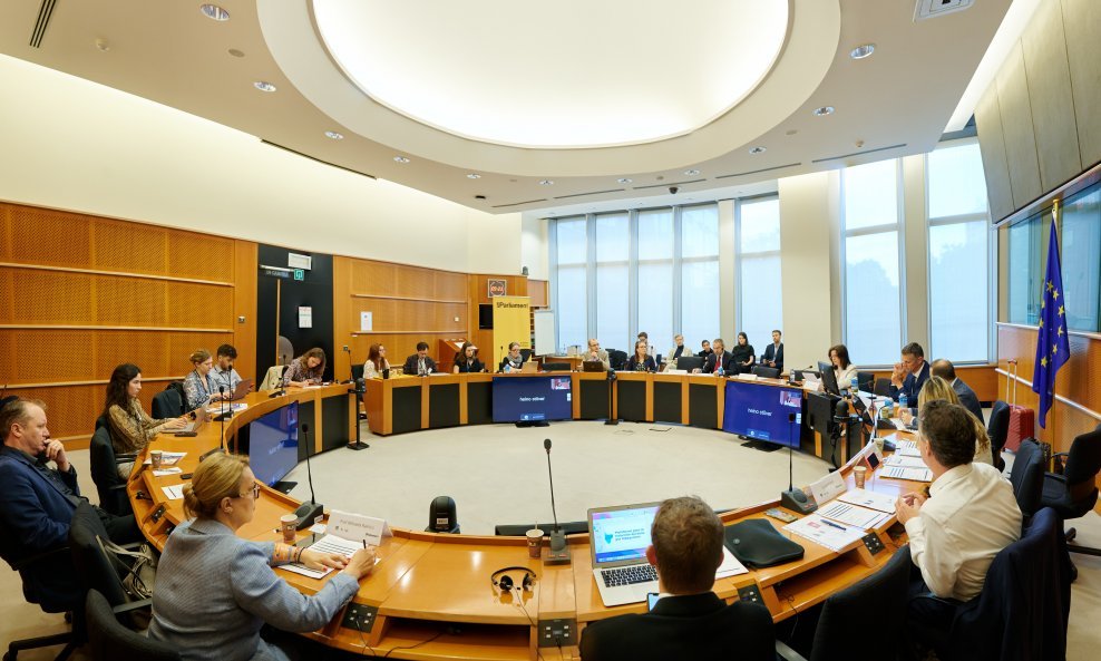 EU konferencija na kojoj su eurozastupnici raspravljajli o smanjenju štetnosti od pušenja