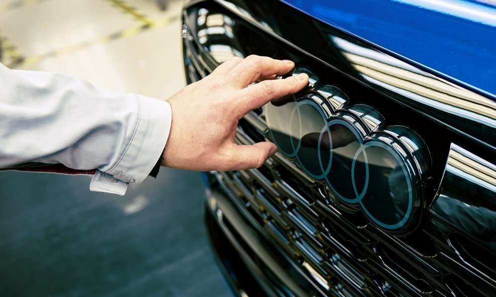 Audi Q8 e-tron predstavlja novi korporativni identitet na vanjštini s dvodimenzionalnim dizajnom četiri prstena