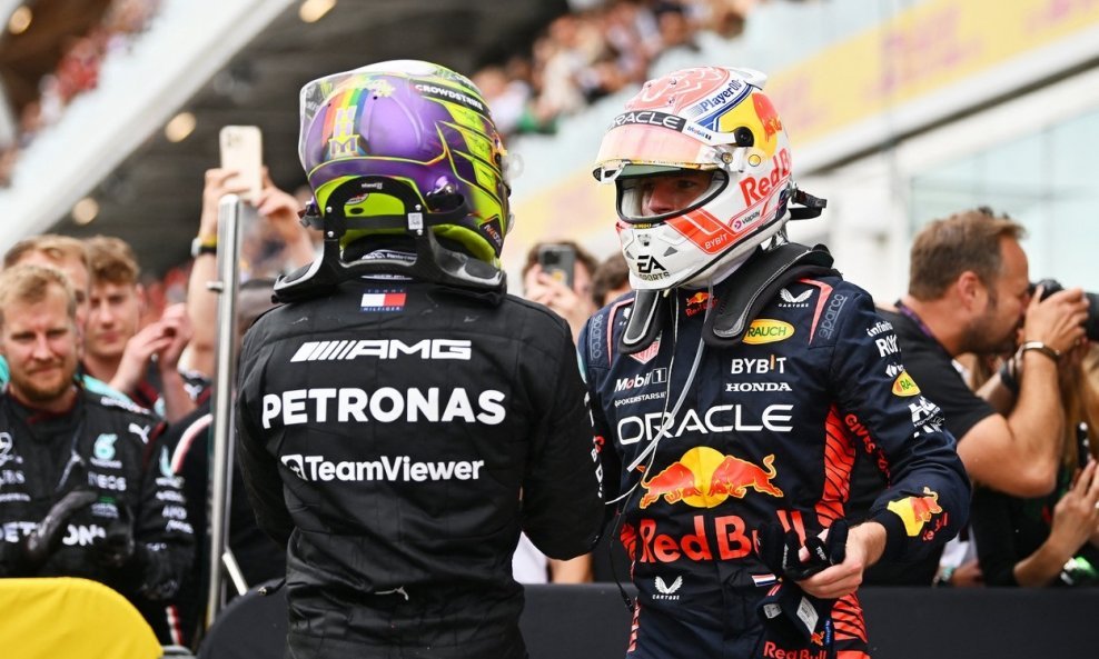 Lewis Hamilton (okrenut leđima) i Max Verstappen