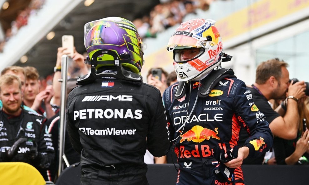 Lewis Hamilton (okrenut leđima) i Max Verstappen