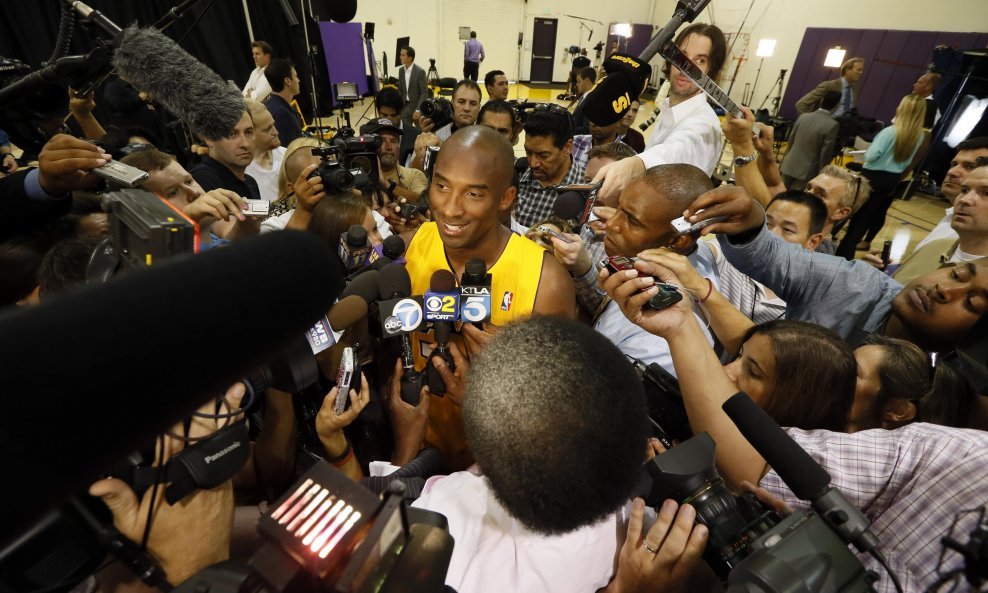 Kobe Bryant u razgovoru s novinarima