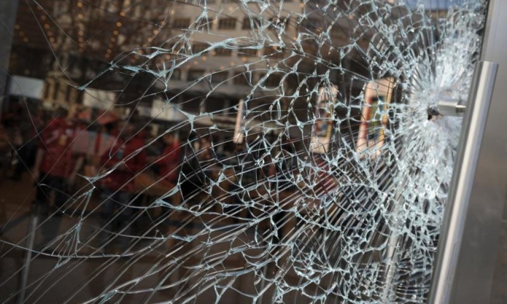 vandalizam razbijen prozor