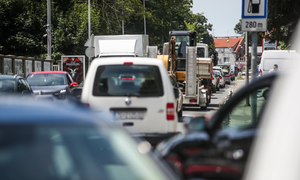 Gužva na na dijelu Selske kod Prilaza baruna Filipovića do Zagorske zbog radova na podvožnjaku