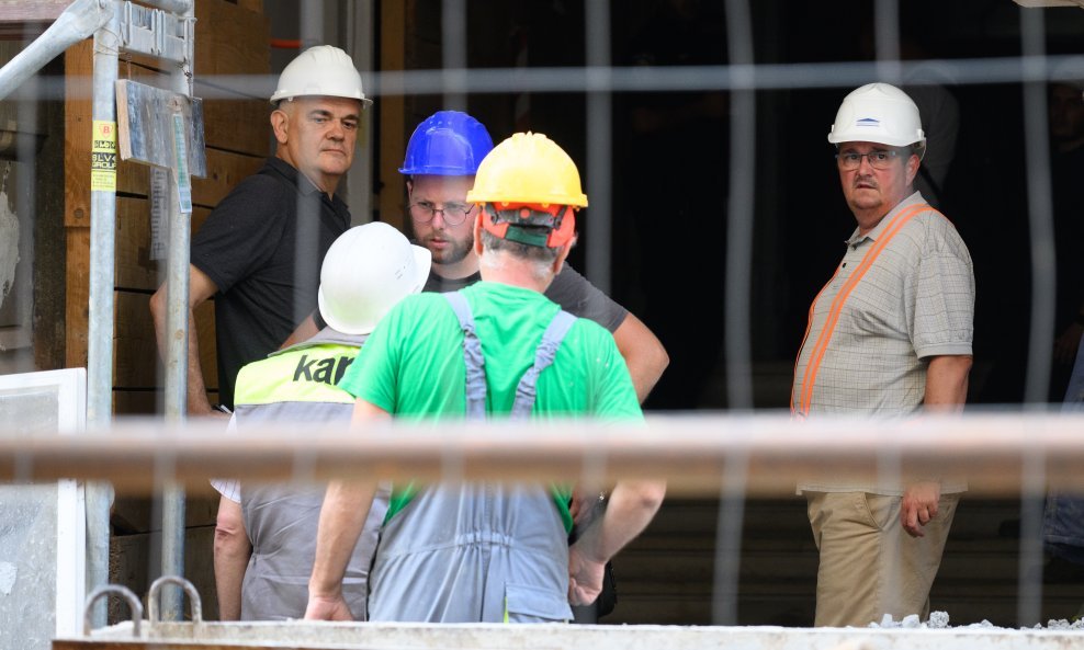 Radnik je na gradilištu upao u rupu