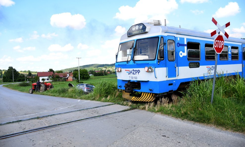 Nalet putničkog vlaka na auto u Velikom Trojstvu