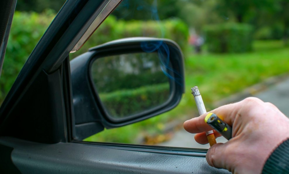 Pušenje u autu (ilustracija)