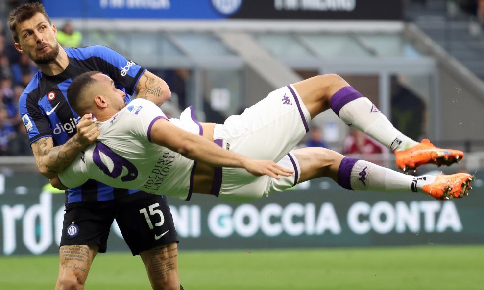 Francesco Acerbi (u crno-plavom dresu) vs Arthur Cabral