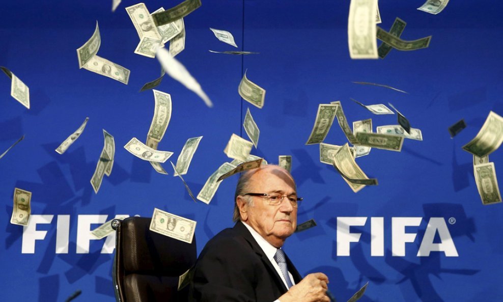Napad na Seppa Blattera i FIFA-u u Zürichu. REUTERS - Arnd Wiegmann