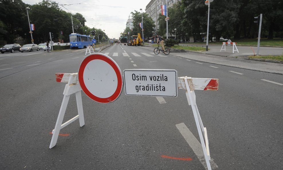 Počeli radovi na južnom kolniku Vukovarske od križanja sa Savskom do Vrančićeve (14)