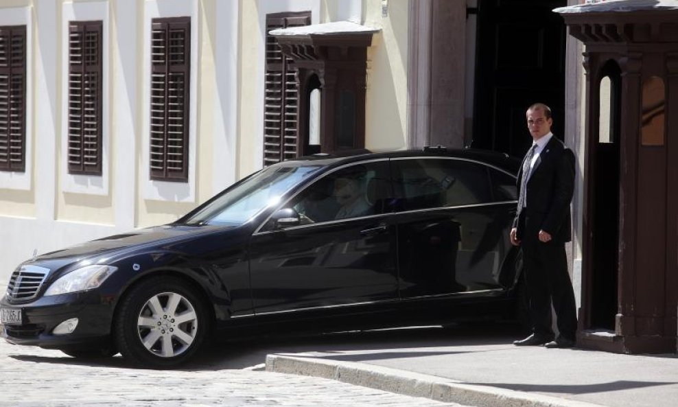 službeni automobil vlada rh