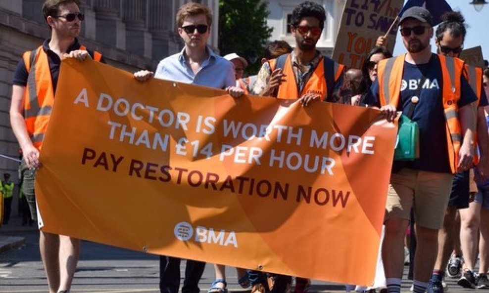 Štrajk mladih liječnika u Velikoj Britaniji