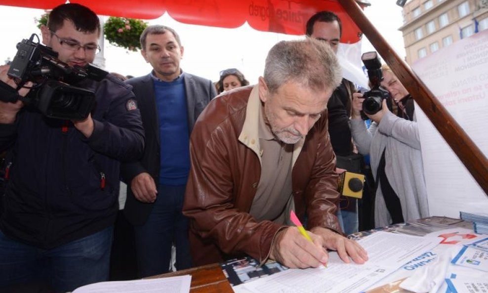 Milan Bandić potpisuje referendum