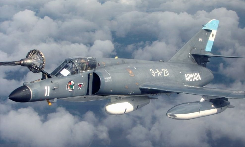 Argentinski Super Étendard tijekom punjenja u zraku