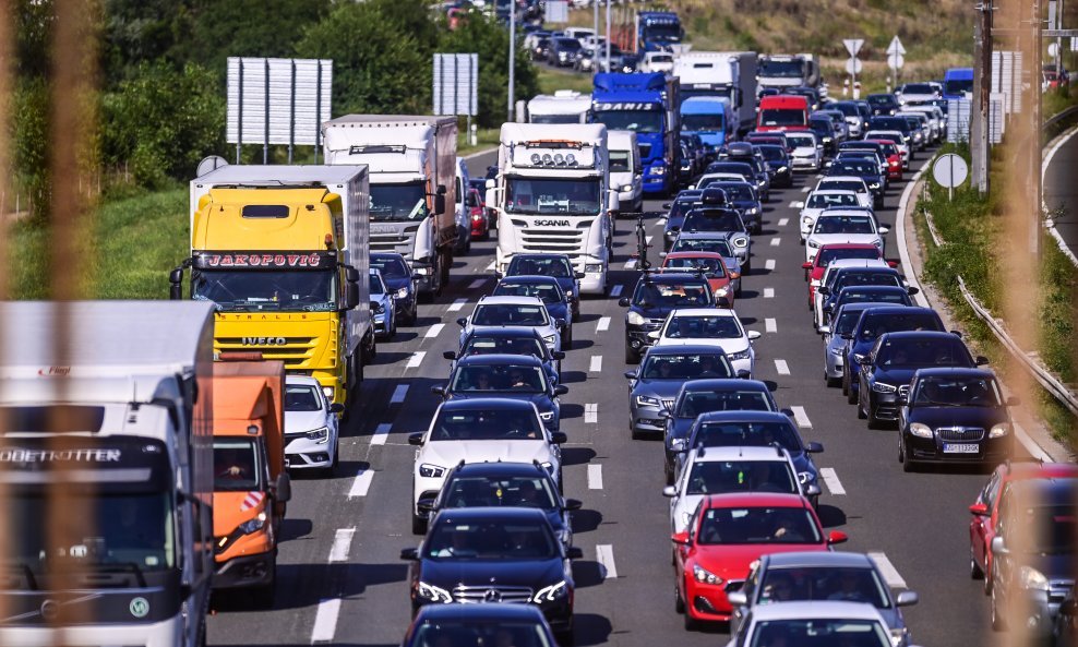 Kilometarska kolona na Lučkom