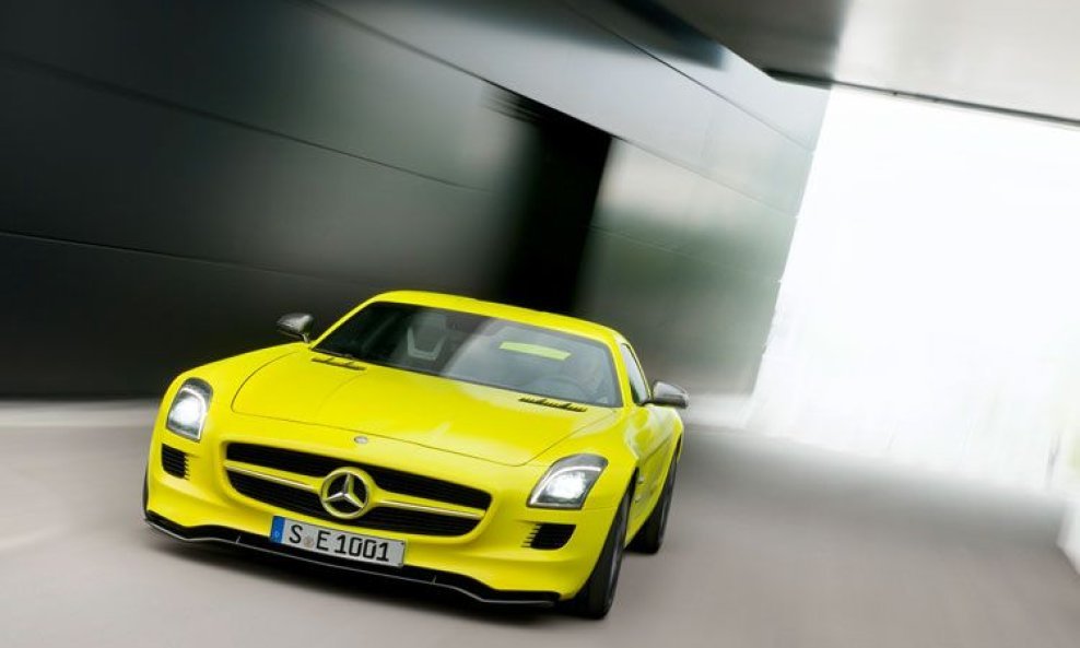 Mercedes-Benz-SLS-AMG-E-Cell-17