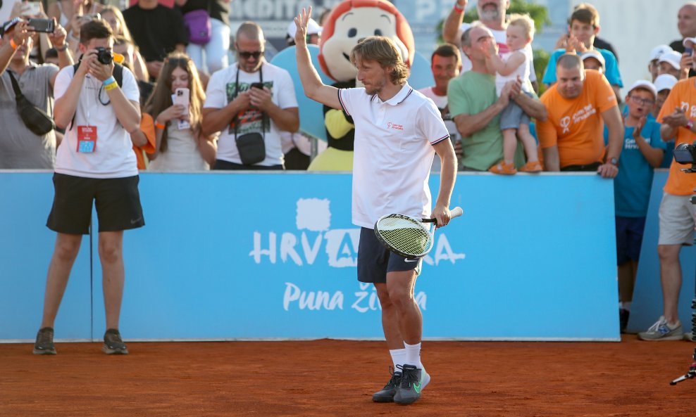 Luka Modrić s teniskim reketom u ruci
