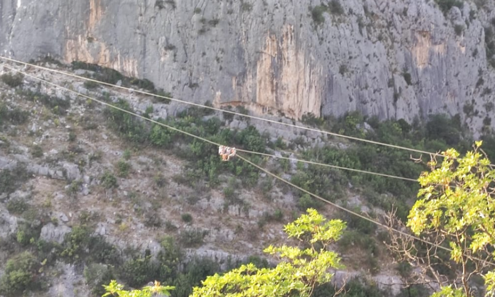 Tri osobe koje su zapele na ziplineu iznad Čikole