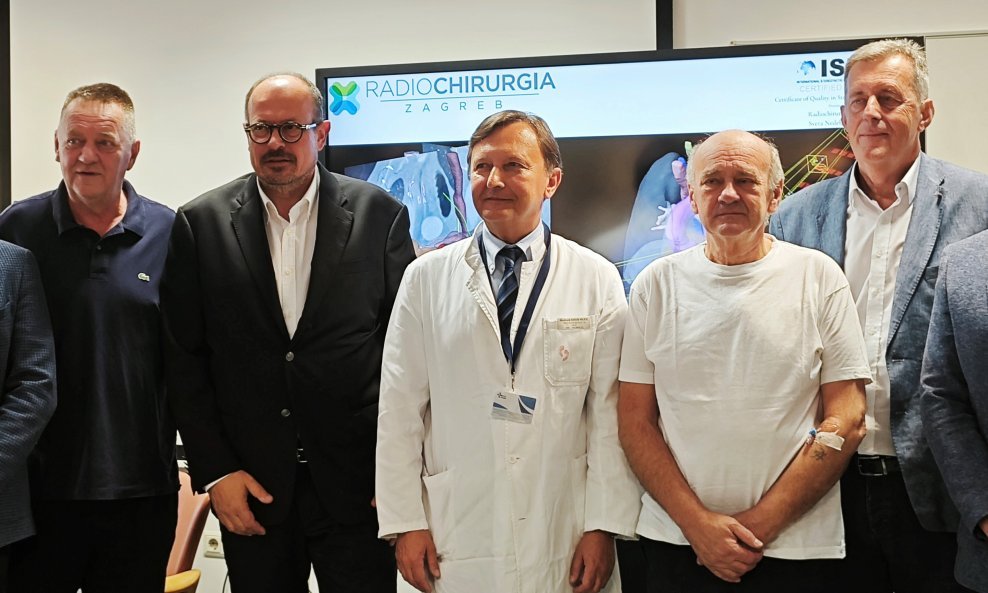 dr. Milivoj Novak,  dr. Dragan Schwarz, dr. Davor Miličić, pacijent i dr. Hrvoj Šobat
