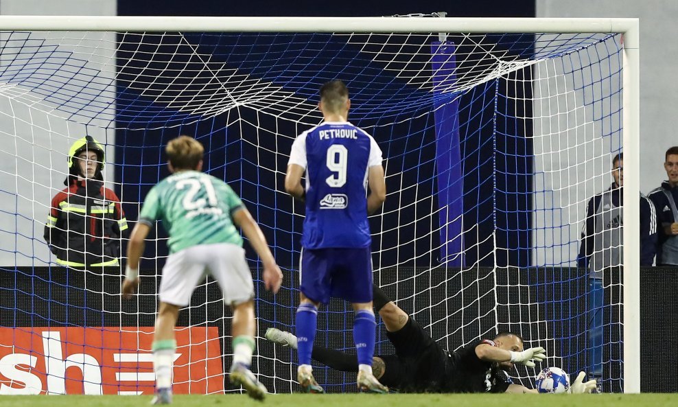 Ivan Lučić  brani penal kojeg je izveo Bruno Petković, 1. kolo SuperSport HNL-a: Dinamo-Hajduk (1-2)