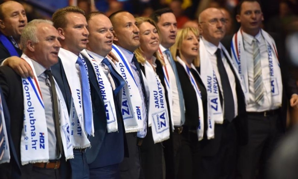 Zagrljeni i raspjevani na predizbornom skupu HDZ-a (1)