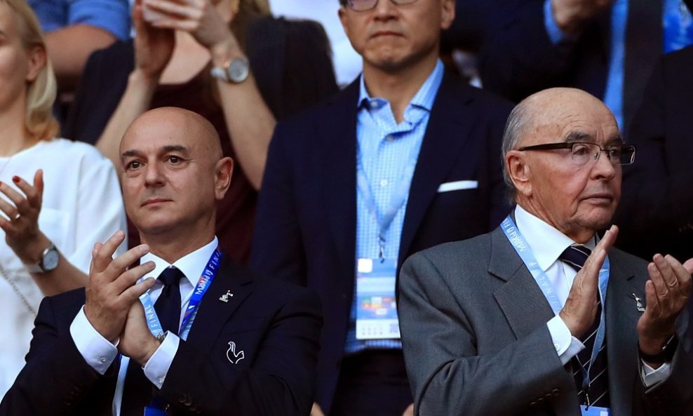 Predsjednik Tottenhama Daniel Levy (lijevo) i optuženi vlasnik Joe Lewis (desno)