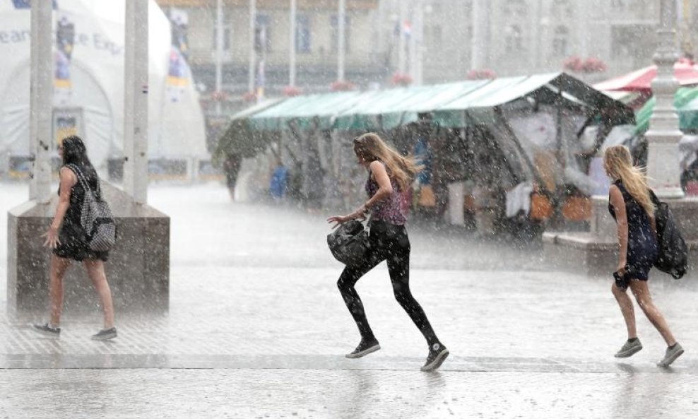 Jak ljetni pljusak zahvatio centar grada (5)