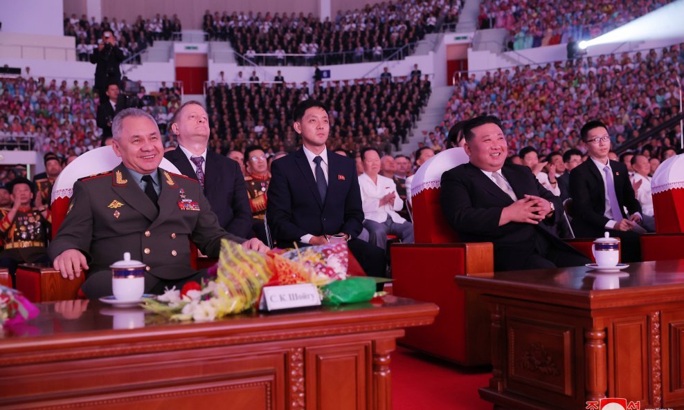 Sergej Šojgu i Kim Jong Un