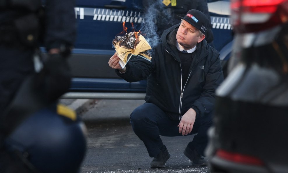 Ekstremni desničar Rasmus Paludan pali Kuran ispred turskog veleposlanstva u Kopenhagenu