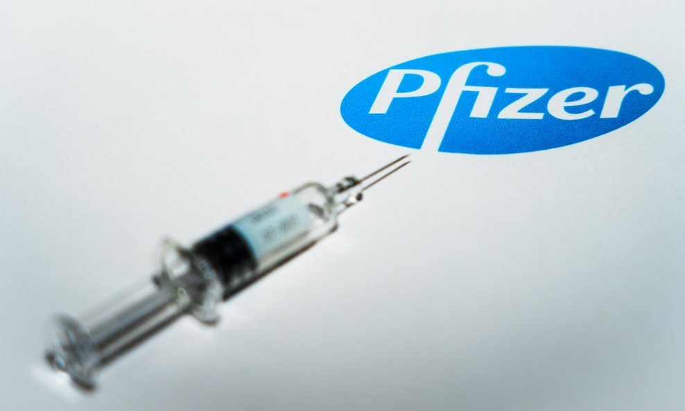 Pfizeru prepolovljen prihod