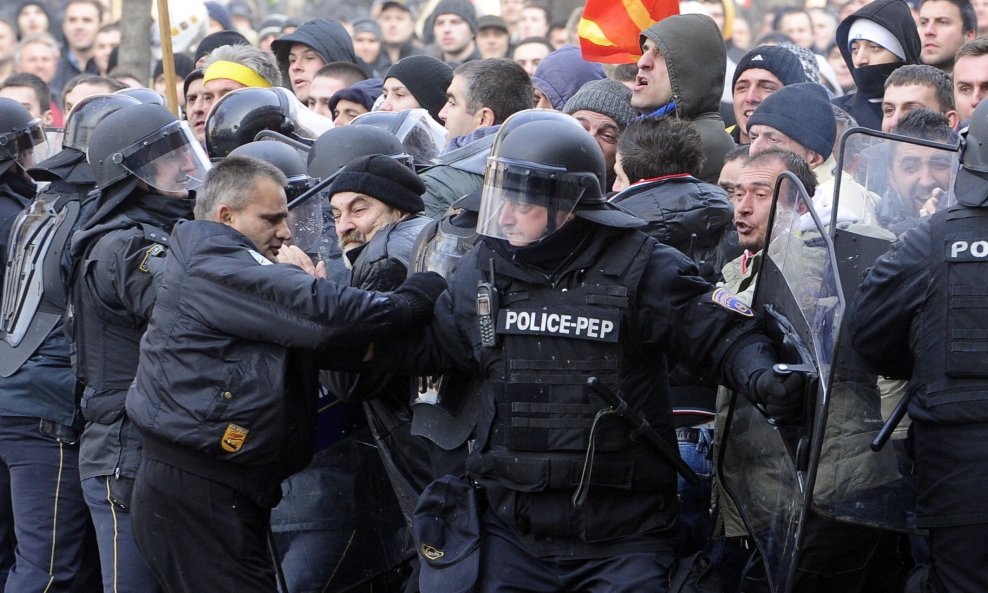 2012-12-24T141437Z_1268394733_GM1E8CO1PNS01_RTRMADP_3_MACEDONIA-PROTEST