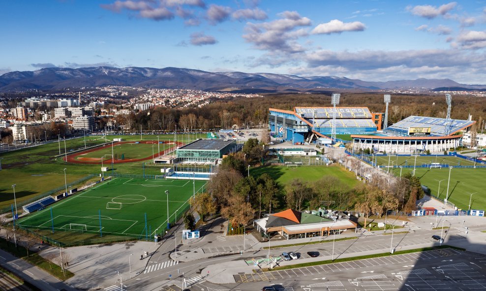 Parcele oko samog stadiona, na kojima su izgrađeni pomoćni tereni, parkiralište i bazen, potražuje Katolička crkva