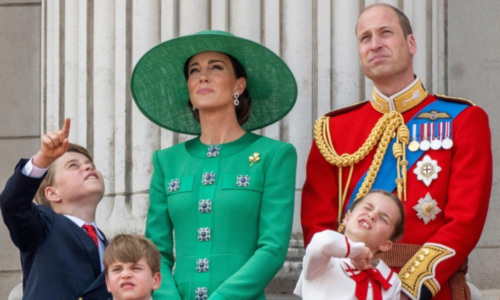 Princ William i Kate Middleton s djecom na balkonu Buckinghamske palače