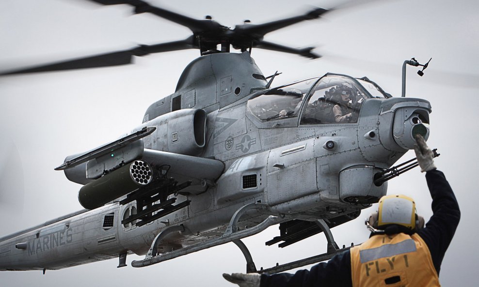 Slijetanje AH-1Z na palubu