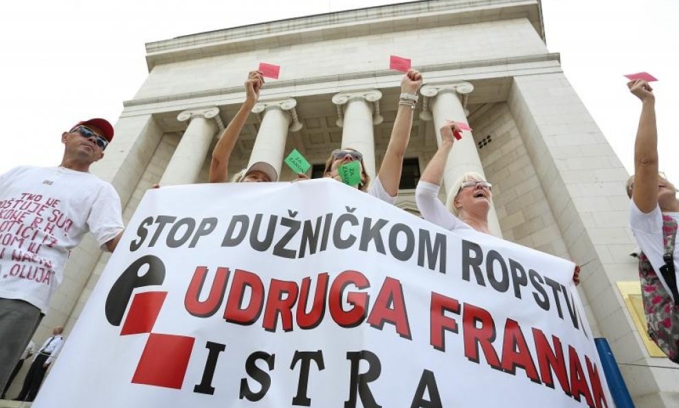 Članovi udruge Franak prosvjedovali ispred HNB-a i tražili ostavku guvernera Vujčića (1)