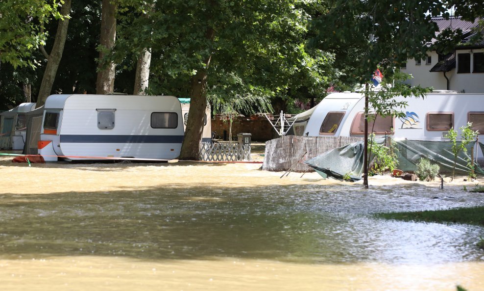 Drava kod Koprivnice probila nasip i izlila se u Šodericu