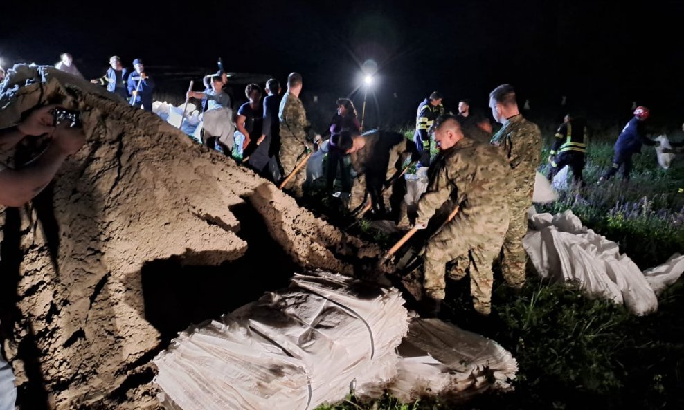 Vojska, hitne službe i mještani udružili snage