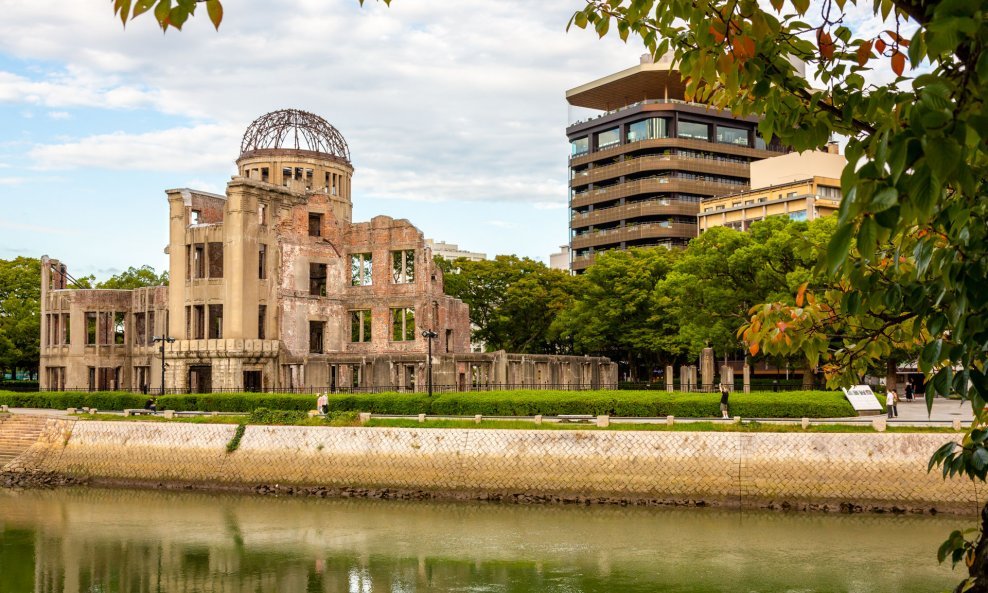 Toranj Hiroshima Orizuru (desno) je uredsko-trgovačka zgrada koja se nalazi pored Memorijalnog parka mira, s 12.000 četvornih metara otvorenog prostora posvećenog sjećanju na žrtve atomske bombe