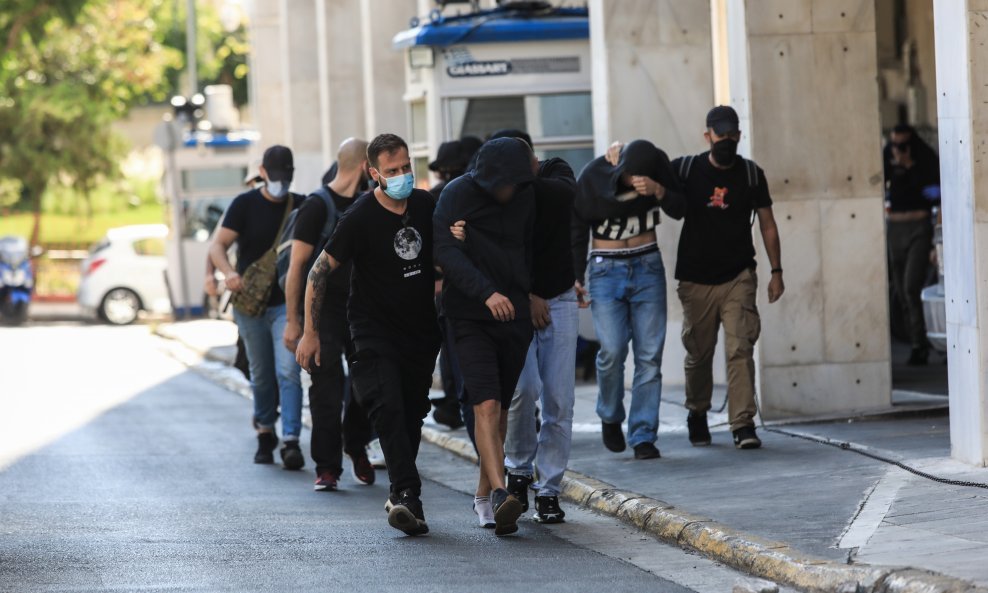 Privođenje huligana na sud u Ateni