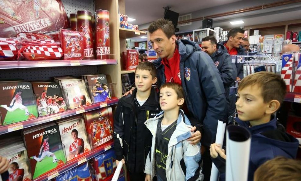 Mario Mandžukić na druženju s navijačima u Narodnim novinama