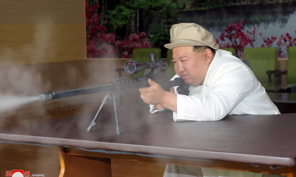Kim Jong-un u posjeti tvornici oružja