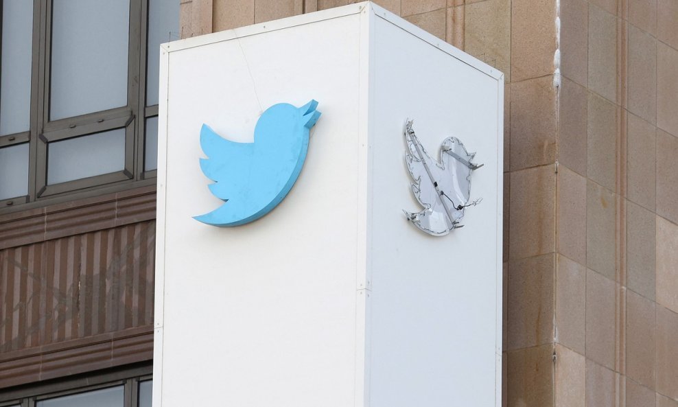 Logotip Twittera na zgradi kompanije u San Franciscou