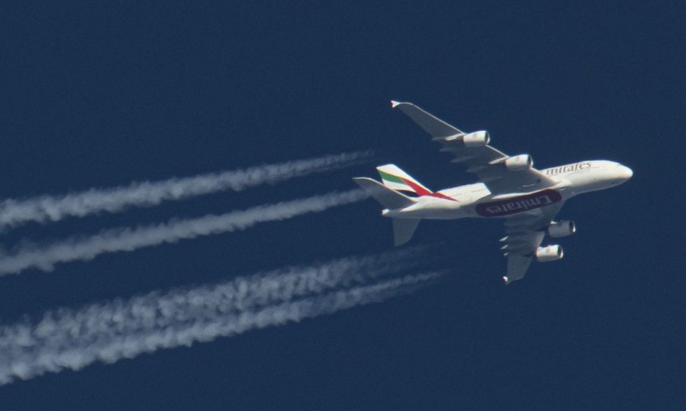 Tanki bijeli oblaci koji se često zadržavaju iza zrakoplova imaju velik utjecaj na klimu