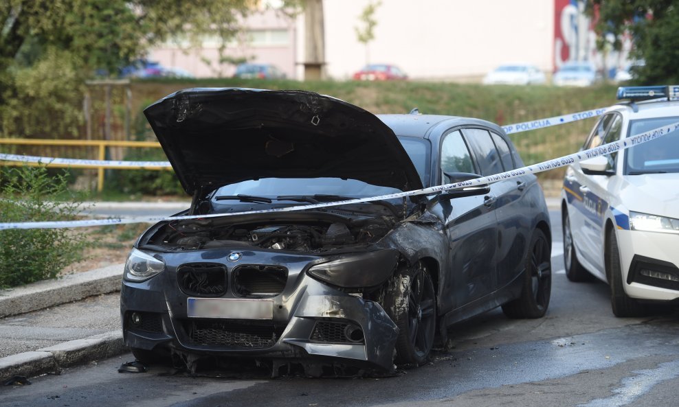 Zapalio se BMW na splitskim Skalicama