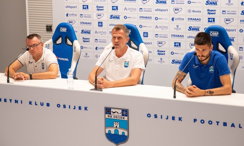 glasnogovornik Osijeka Mario Mihić, trener Osijeka Stjepan Tomas, igrač Kristijan Lovrić