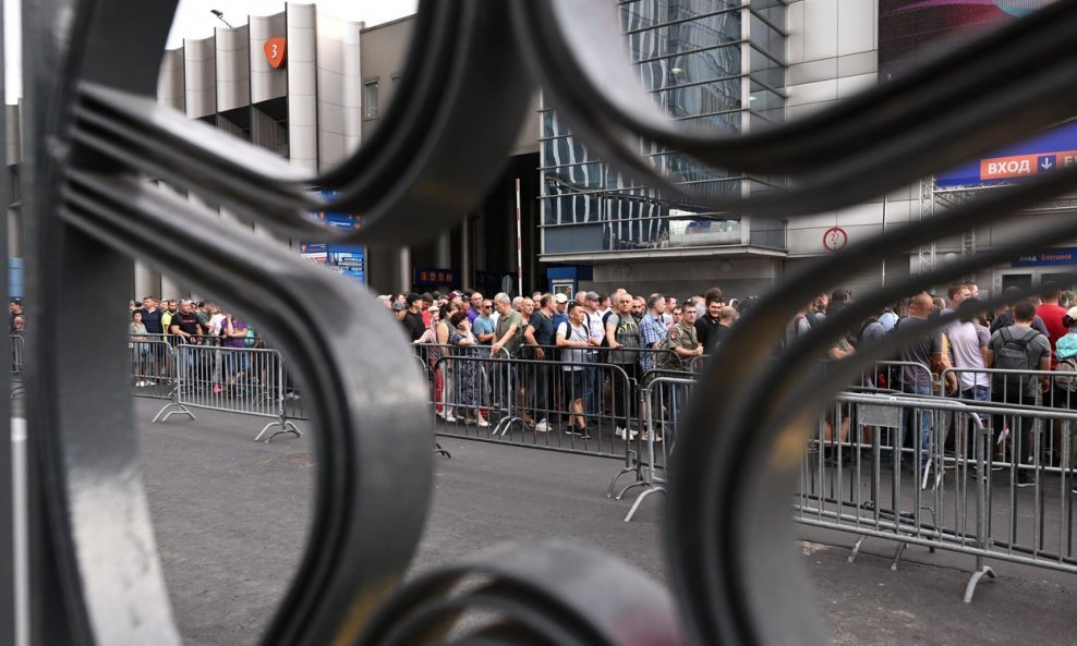 Radnici čekaju na ulaz u Expo centar na koji je pao dron