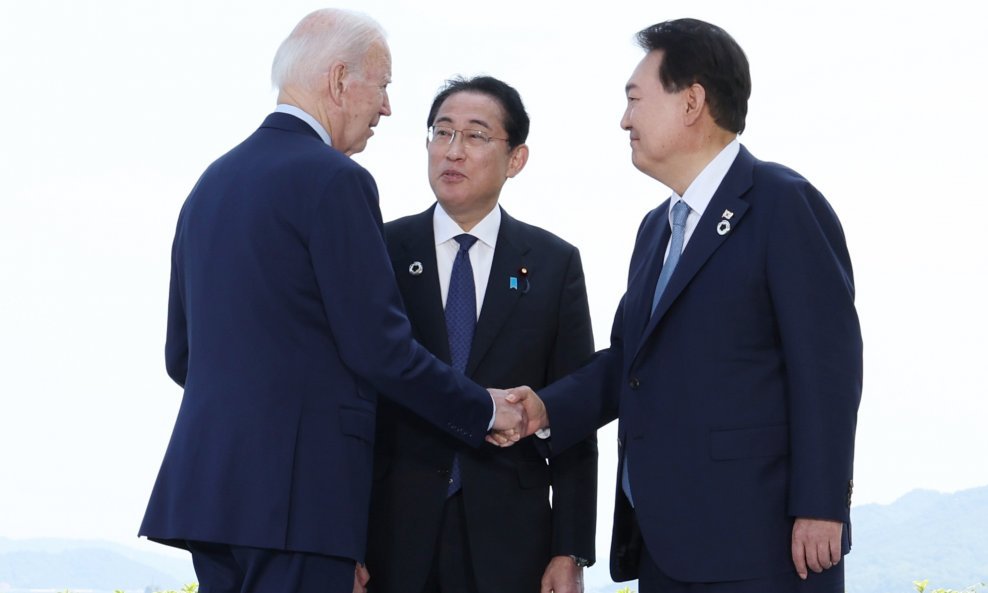 Joe Biden, Fumio Kishida i Yoon Suk Yeol