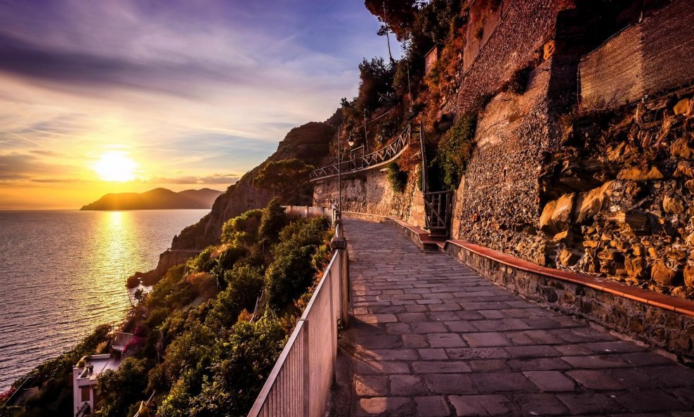 Via dell'Amore je mali dio mreže šetnica i planinarskih staza u Cinque Terre