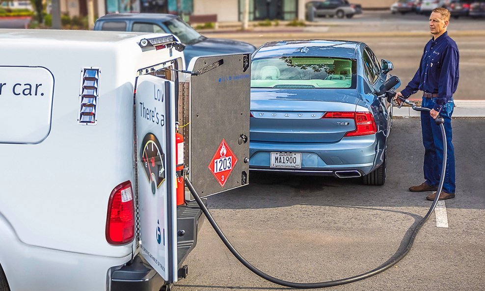 Jedna od usluga koju Volvo Concierge nudi je dotakanje goriva